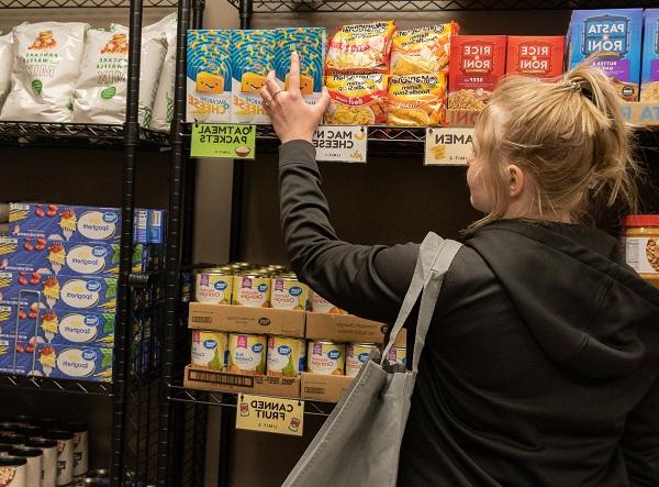 Image of students choosing food in food pantry